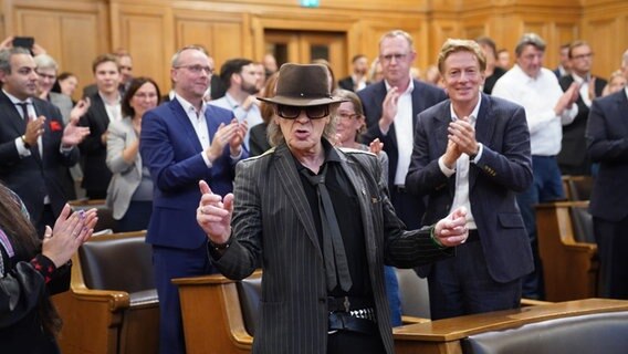 Hamburgs neuer Ehrenbürger Udo Lindenberg steht nach der Abstimmung in der Hamburgischen Bürgerschaft im Rathaus. © Marcus Brandt/dpa 