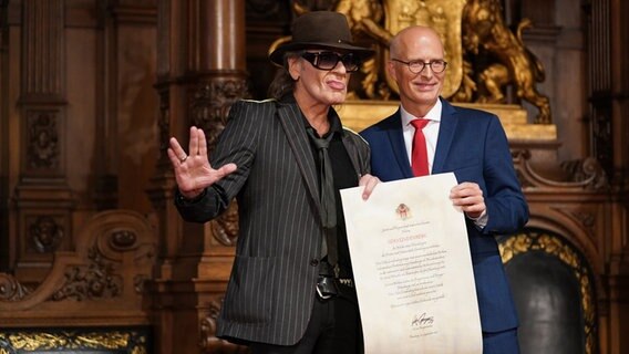 Udo Lindenberg erhält von Hamburgs Bürgermeister Peter Tschentscher (SPD) die Ehrenbürger-Urkunde. © Marcus Brandt/dpa 