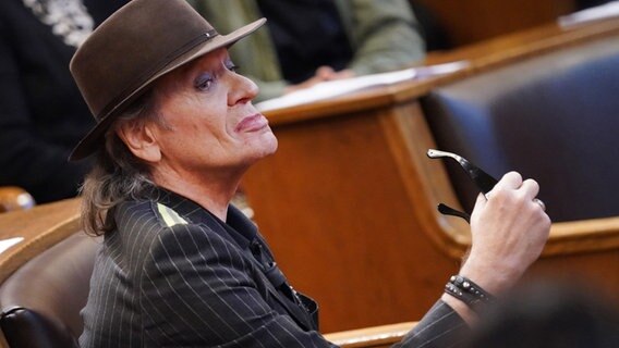 Udo Lindenberg sitzt in der Hamburgischen Bürgerschaft im Rathaus. © picture alliance/dpa Foto: Marcus Brandt