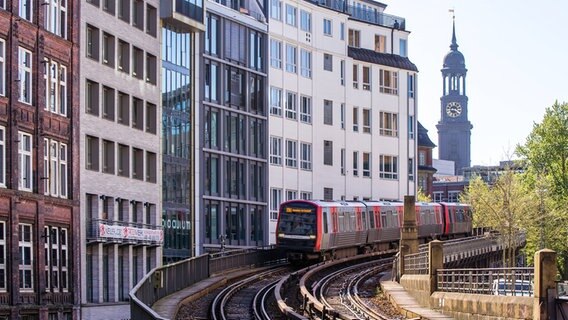 Die U3 zwischen der Haltestelle Rödingsmarkt und Rathaus. © imago images / Hoch Zwei Stock/Angerer Foto: Angerer