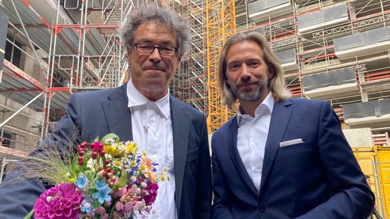 Freuen sich über das Richtfest des "Eleven Decks" im Hamburger Überseequartier: Architekt Carsten Roth (links) und Bauherr Lothar Schubert. Freuen sich über das Richtfest des "Eleven Decks" im Hamburger Überseequartier: Architekt Carsten Roth (links) und Bauherr Lothar Schubert. © NDR Foto: Reinhard Postelt