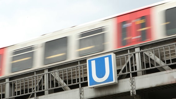 Eine U-Bahn der Linie U1 fährt über eine Bahnbrücke. © IMAGO / Hanno Bode Foto: Hanno Bode
