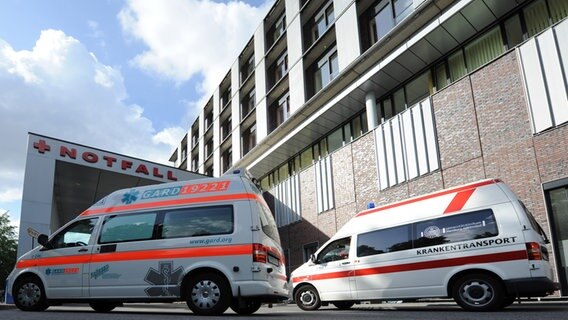 Krankenwagen vor der Notaufnahme im Universitätsklinikum in Hamburg-Eppendorf. © dpa Foto: Angelika Warmuth