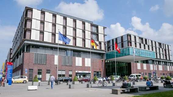 Hauptgebäude und Haupteingang des Hamburger Universitätsklinikums Eppendorf (UKE) © picture alliance / dpa Foto: Markus Scholz