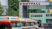 Krankenwagen vor der Notaufnahme im Universitätsklinikum in Hamburg-Eppendorf. © picture alliance/dpa Foto: Eppendorf