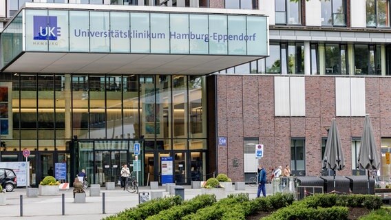 Der Haupteingang des Universitätsklinikums Hamburg-Eppendorf. © picture alliance / dpa Foto: Axel Heimken