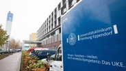 Logo und Schriftzug des Universitätsklinikums Eppendorf (UKE) sind auf einem Schild mit blauem Hintergrund zu lesen. © picture alliance Foto: Christian Charisius