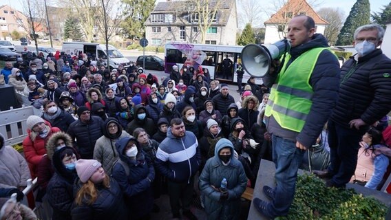 Mitarbeiter und Übersetzer sprechen zu den ukrainischen Flüchtlingen, die vor der Zentralen Ausländerbehörde an der Hammer Straße in Hamburg auf Einlass warten. Mitarbeiter und Übersetzer sprechen zu den ukrainischen Flüchtlingen, die vor der Zentralen Ausländerbehörde an der Hammer Straße in Hamburg auf Einlass warten. © dpa Foto: Marcus Brandt