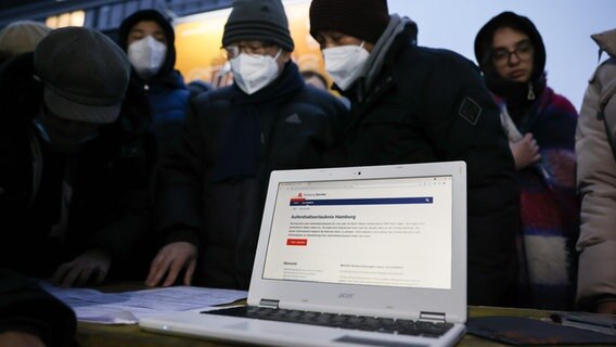 Helfer unterstützen ukrainische Geflüchtete in Hamburg mit ihren Computern beim Ausfüllen von Online-Anträgen. Helfer unterstützen ukrainische Geflüchtete in Hamburg mit ihren Computern beim Ausfüllen von Online-Anträgen. © dpa Foto: Christian Charisius