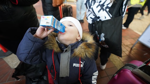 Der vierjährige Kolja aus der Ukraine trinkt einen Saft nach der Ankunft am Hamburger Hauptbahnhof © picture alliance/dpa | Marcus Brandt Foto: picture alliance/dpa | Marcus Brandt