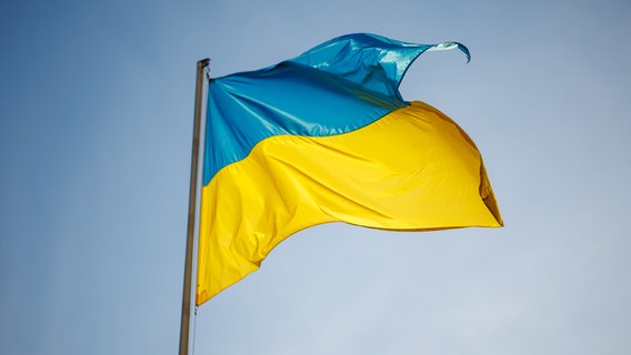 Die Flagge der Ukraine weht vor blauen Himmel an einem Fahnenmast. © picture alliance / dpa Foto: Matthias Balk