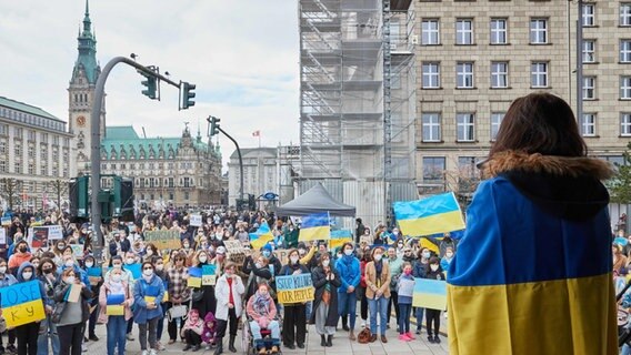 Iryna Das, Musikerin, steht während der Demonstration «Frieden in der Ukraine - Sicherheit für Europa» auf der Bühne auf dem Jungfernstieg.  Foto: Georg Wendt