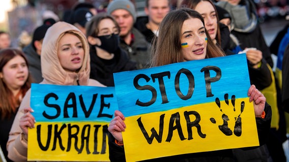 Teilnehmerinnen einer Demonstration gegen den Krieg in der Ukraine halten in hamburg Plakate mit der Aufschrift "Save Ukraine" und "Stop war". © picture alliance/dpa Foto: Daniel Bockwoldt