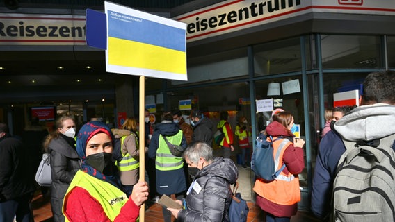 Geflüchtete kommen im Hamburger Hauptbahnhof an. © picture alliance / rtn - radio tele nord | rtn, frank bründel Foto: picture alliance / rtn - radio tele nord | rtn, frank bründel
