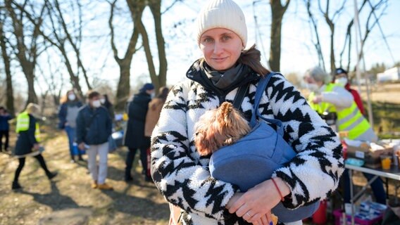 Ukrainerin Kate Uvarova mit ihrer kleinen Hündin Elsa © picture alliance/dpa | Jonas Walzberg Foto: Jonas Walzberg