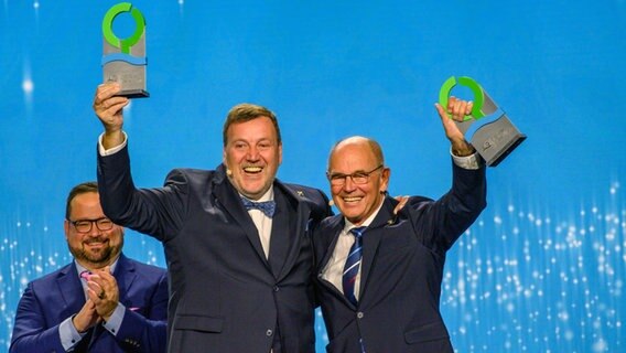 Dirk Lehmann und Friedrich Mewis (r.) freuen sich über den Deutschen Umweltpreis mit dem sie ausgezeichnet wurden. © picture alliance / dpa Foto: Klaus-Dietmar Gabbert