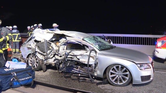 Durch einen Zusammenstoß mit einem Lkw wurde die Beifahrerseite eines silbernen Pkw schwer verformt. © TV News Kontor Foto: Screenshot