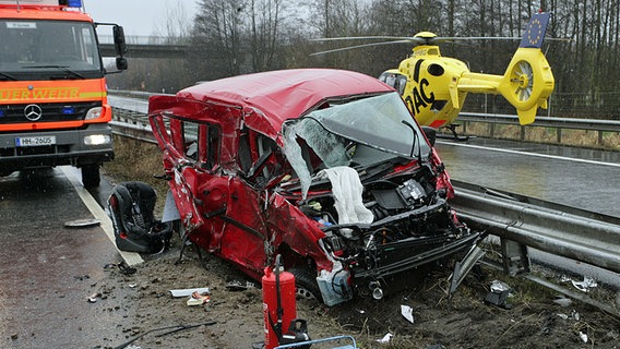 Ein völlig zerstörtes Auto steht auf der Autobahn 25 zwischen Hamburg-Curslack und Geesthacht. © dpa Foto: Daniel Bockwoldt