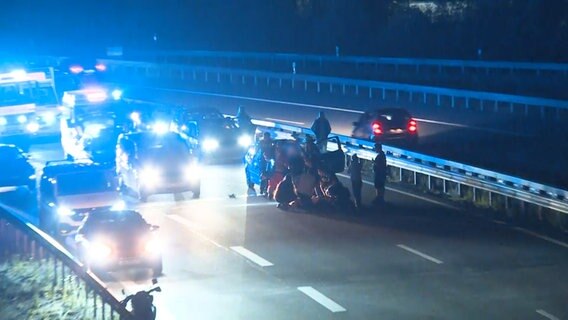 Ein Motorradfahrer wird von ersthelfern versorgt. © Nonstop News Foto: Screenshot