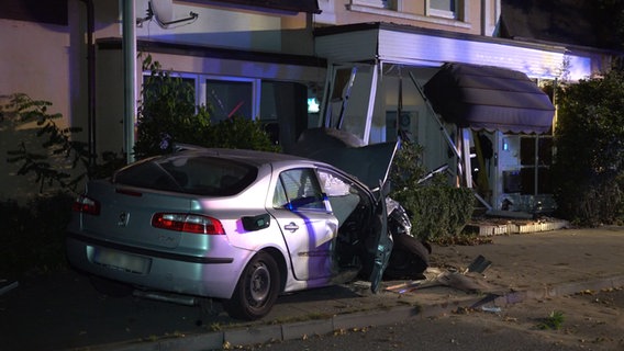 Ein Auto ist in Hamburg-Lohbrügge in eine Hauswand gekracht. © TV Newskontor 