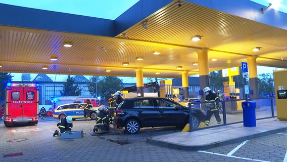 Feuerwehrleute sind nach einem Unfall an einer Tankstelle in Hamburg im Einsatz. © TNN Foto: TNN/Screenshot