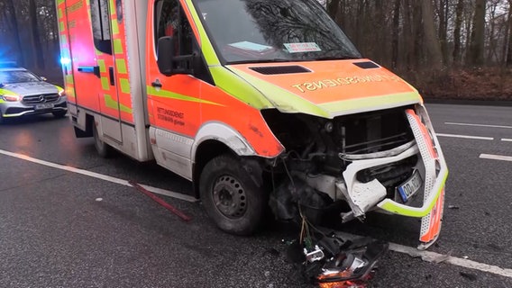 Ein kaputter Rettungswagen nach einem Unfall mit einem Linienbus © TV Elbnews 