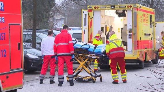 Rettungskräfte im Einsatz nach einem Unfall in Hamburg-Schnelsen. © TV News Kontor 