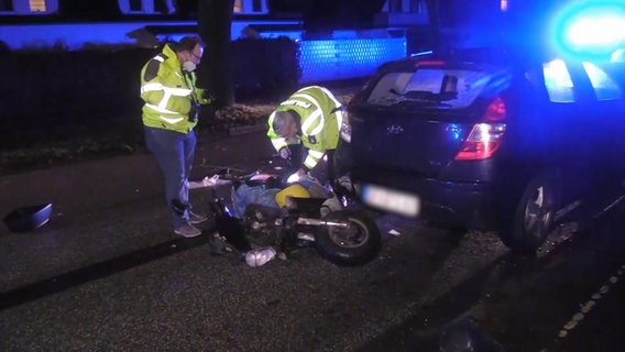 Polizisten untersucht einen verunfallten Motorroller in Hamburg. © TV-Elbnews Foto: Screenshot