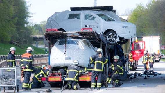 Einsatzkräfte stehen auf der Autobahn A261 im Stadtteil Marmstorf an einer Unfallstelle. Ein Autotransporter war auf einen Sattelzug aufgefahren, der Fahrer kam dabei ums Leben. © picture alliance / dpa Foto: Daniel Bockwoldt