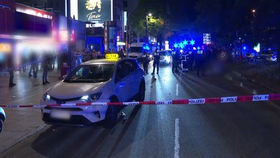 Ein Taxi steht nach einem Unfall auf der Hamburger Reeperbahn. © TeleNewsNetwork Foto: Screenshot