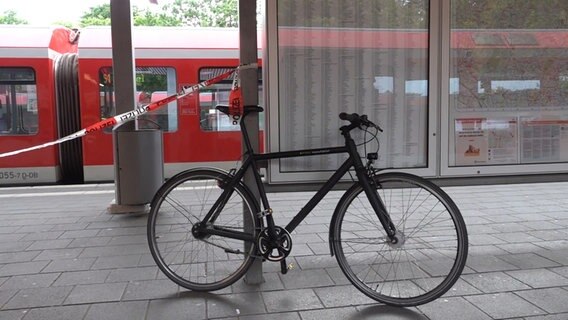 Ein Fahrrad steht am Bahnsteig an der Haltestelle Ohlsdorf vor Polizei-Absperrband. © NonstopNews Foto: NonstopNews