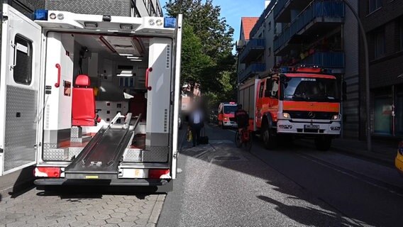 Einsatzwagen der Feuerwehr und ein Rettungswagen auf der Straße. © TV News Kontor Foto: Screenshot
