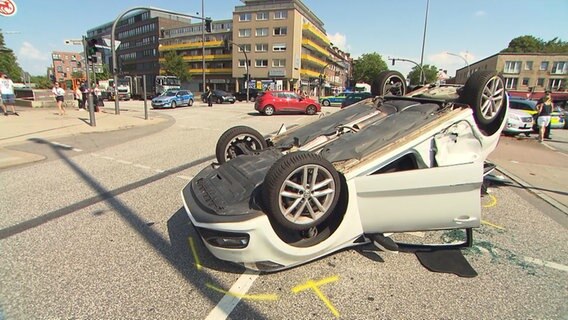 Bei einem Unfall auf der Kreuzung Wandsbeker Marktstarße/Robert-Schumann-Brücke landete ein Wagen auf dem Dach. © TV News Kontor Foto: Screenshot