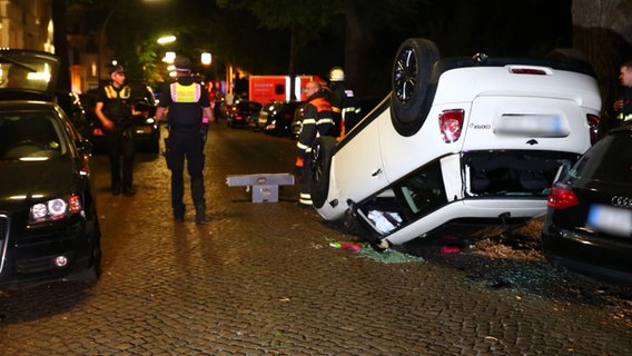 Eine Fahranfängerin hat sich in Hamburg Winterhude mit ihrem Fahrzeug überschlagen. Der Wagen liegt auf seinemDach. © NonStopNews 