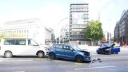 Drei Fahrzeuge stehen nach einem Verkehrsunfall auf der Willy-Brandt-Straße auf der Fahrbahn. © Marcus Brandt/dpa 