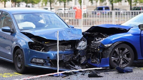 Zwei Fahrzeuge stehen nach einem Verkehrsunfall auf der Willy-Brandt-Straße auf der Fahrbahn. © Marcus Brandt/dpa 
