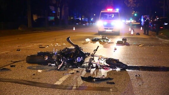 Nach einem Unfall liegt ein Motorrad auf der Saseler Chaussee. © NonstopNews Foto: Screenshot