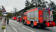 Einsatzfahrzeuge der Feuerwehr an einer Unfallstelle. © NDR Foto: Finn Kessler