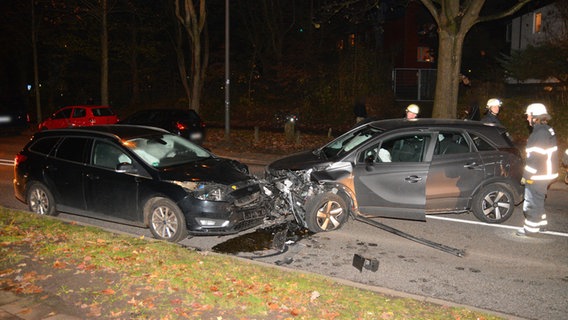 Zwei beschädigte Autos nach einem Unfall im Rahlstedter Weg in Hamburg. © HamburgNews Foto: Christoph Seemann