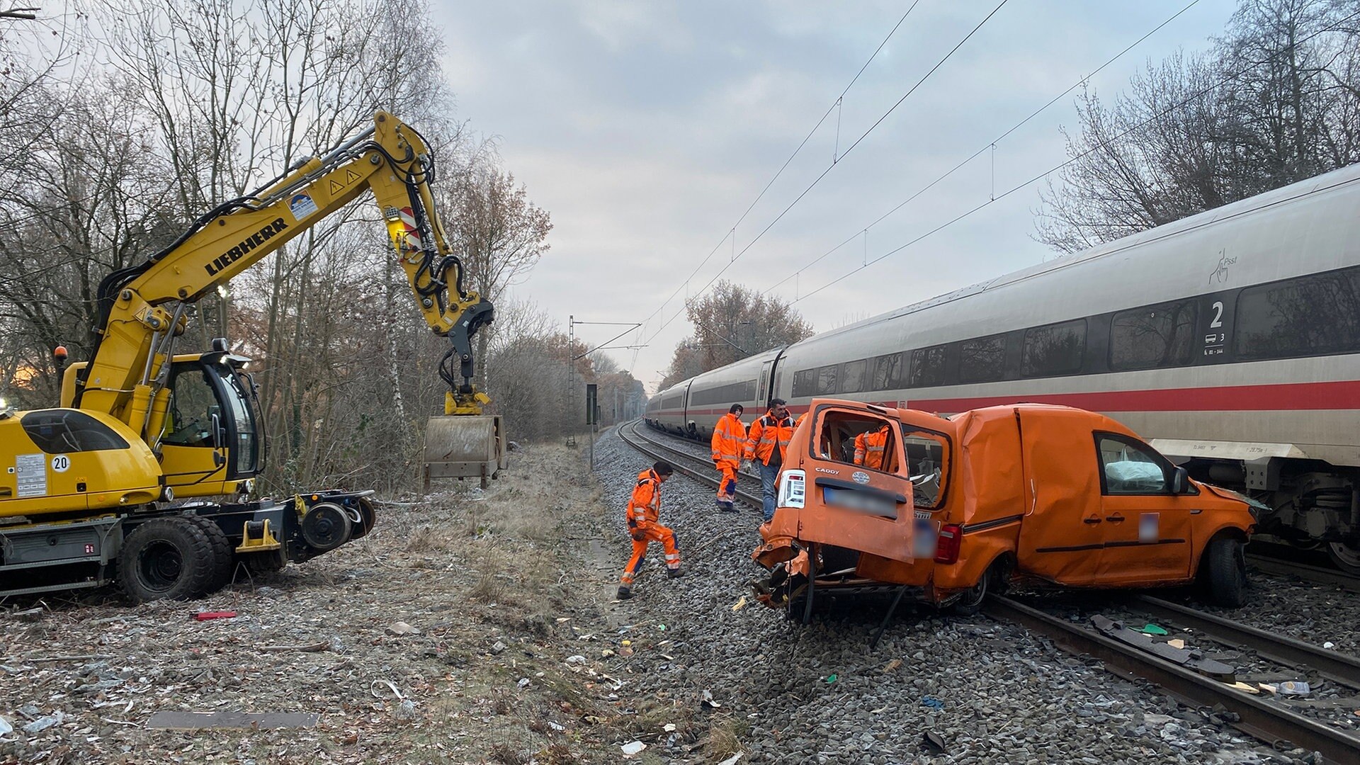 ICE kollidiert an Bahnübergang in Hamburg mit einem Auto