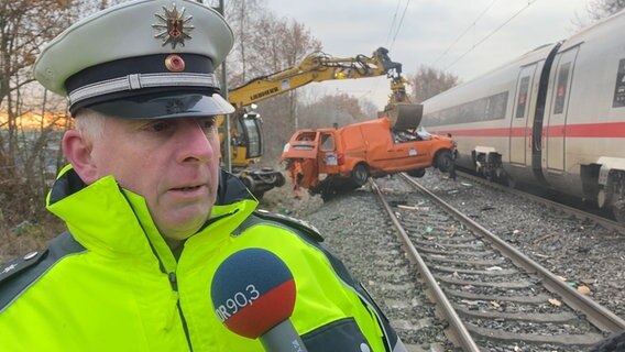 Thomas Conrad, Einsatzleiter Polizei, zum ICE-Unfall in Rönneburg. © NDR 