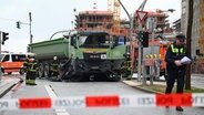 In der Hamburger Hafencity steht ein Lkw. Das Fahrzeug hat einen Radfahrer erfasst und tödlich verletzt. © picture alliance / dpa Foto: Jonas Walzberg