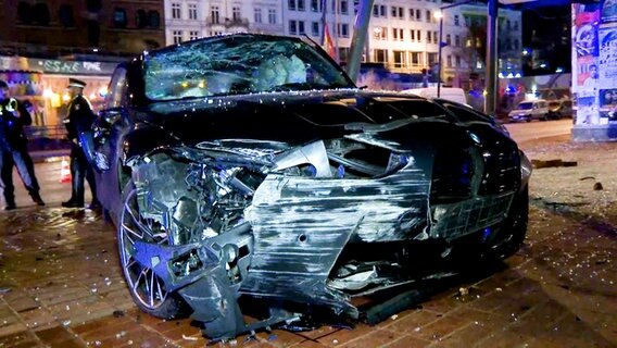 Ein stark beschädigtes Auto nach einem Unfall am Hamburger Fischmarkt. © TVNewsKontor Foto: Screenshot