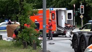 Polizei und Rettungswagen stehen an einem Unfallort. © NonstopNews 