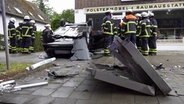 Nach einem Unfall in hamburg ist ein PKW schwer beschädigt. © TeleNewsNetwork 