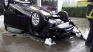 Nach einem Unfall in hamburg ist ein PKW schwer beschädigt. © TeleNewsNetwork 