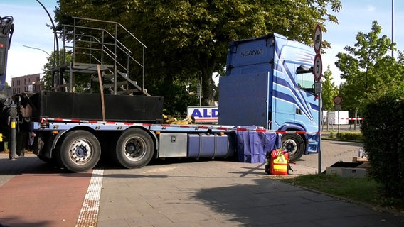 Ein Lkw steht nach einem tödlichen Unfall auf der Einfahrt zu einem Discounter-Parkplatz in Hamburg. © HamburgNews 