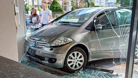 Nach einem Unfall im Hamburger Stadtteil Rahlstedt ist das Schaufenster eines Geschäfts schwer beschädigt. © NDR Foto: Kai Salander