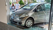 Nach einem Unfall im Hamburger Stadtteil Rahlstedt ist das Schaufenster eines Geschäfts schwer beschädigt. © NDR Foto: Kai Salander