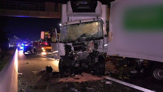 Ein demolierter Lastwagen steht nach einem Verkehrsunfall auf der A7. © HamburgNews Foto: Christoph Seemann